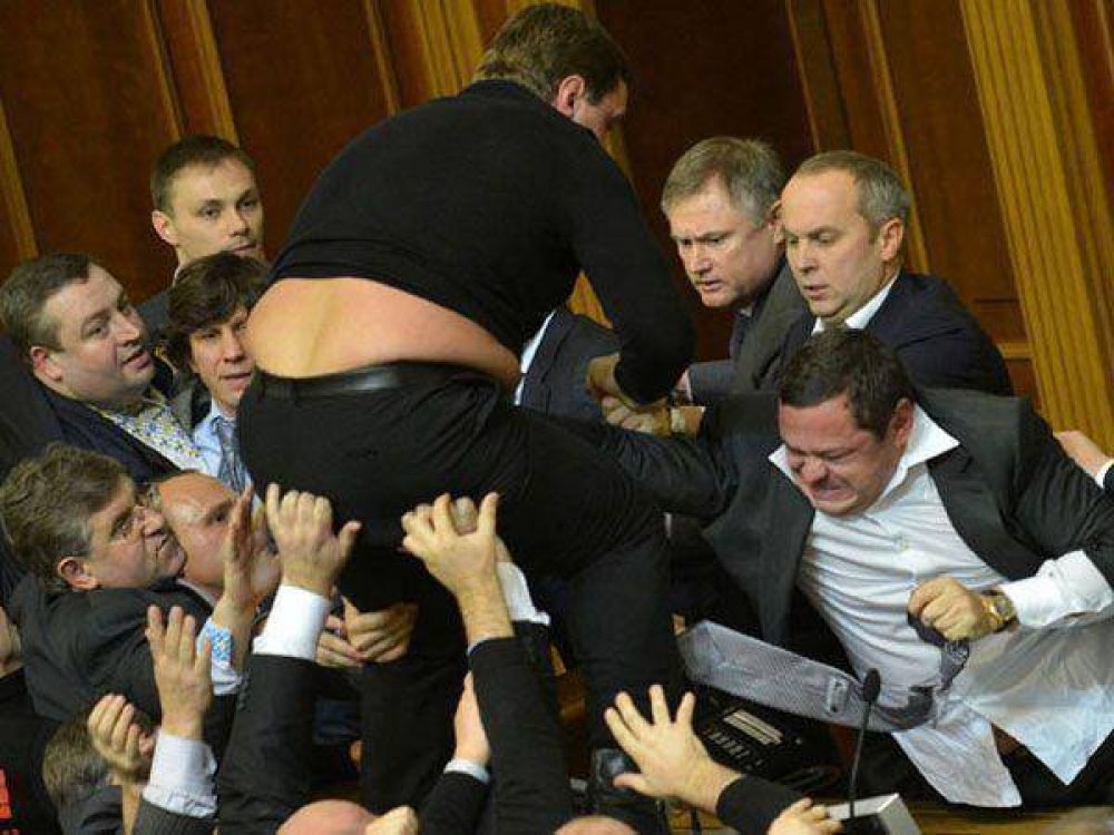Esc�ndalo y golpes en el Parlamento de Ucrania