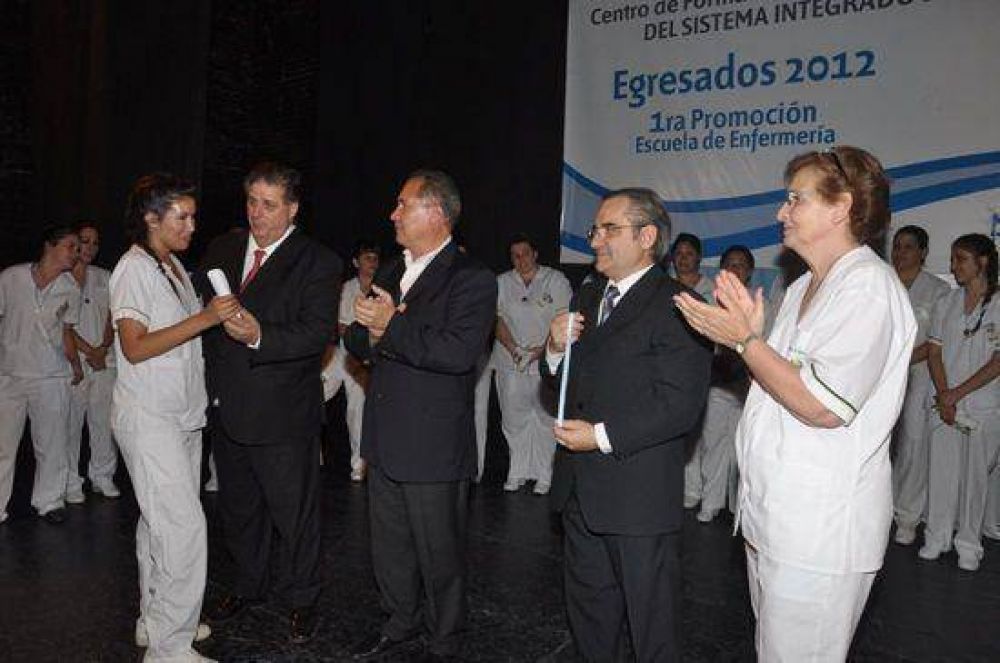 Ituzaing�: Primera promoci�n de la Escuela Municipal de Enfermer�a