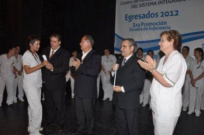 Ituzaing�: Primera promoci�n de la Escuela Municipal de Enfermer�a