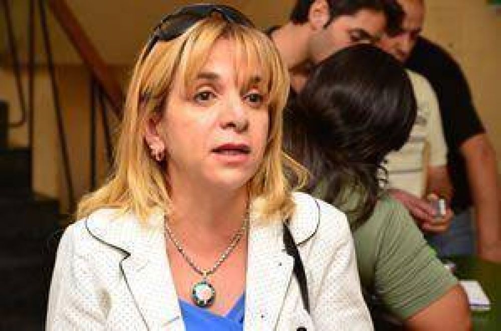 Chica se fuga y la hallan en la calle	
