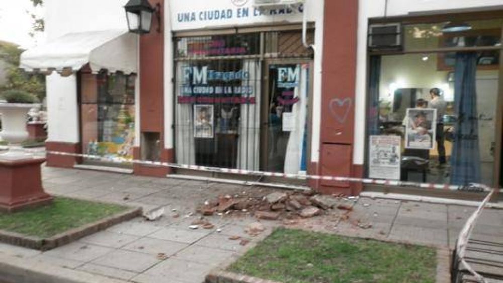 Se desprendi� mamposter�a de un local donde funciona una radio