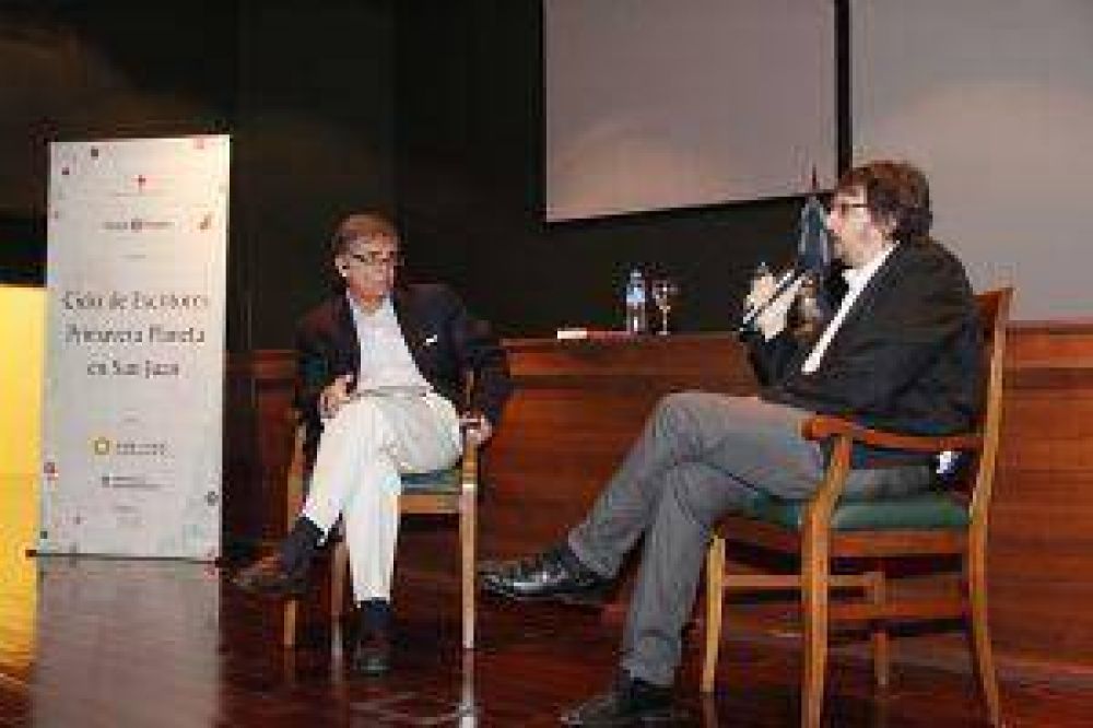 Pigna cautiv� al p�blico con la presentaci�n de su libro Evita 