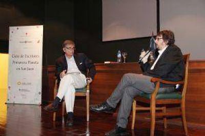 Pigna cautiv� al p�blico con la presentaci�n de su libro Evita 