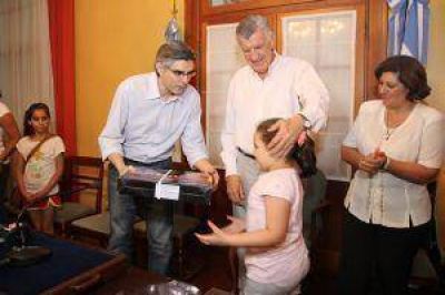 Por un mejor aprendizaje, entregaron netbooks e insumos a Fundame 