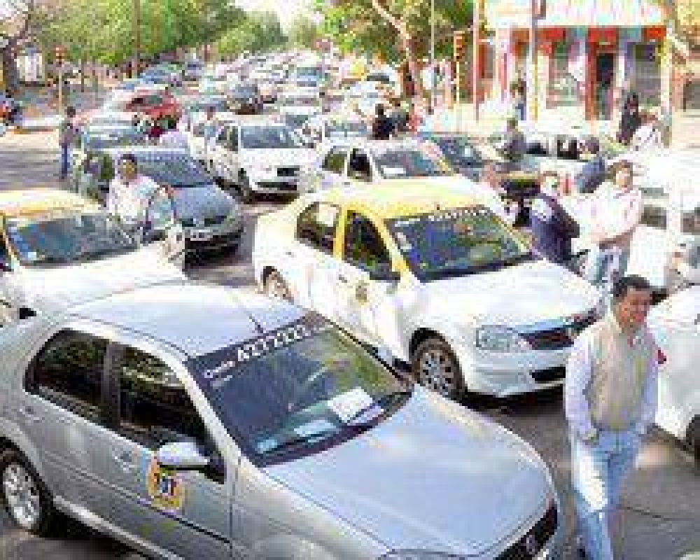 A�n no sancionar�n a taxis y remises que exhiban n�meros telef�nicos 