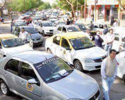 A�n no sancionar�n a taxis y remises que exhiban n�meros telef�nicos 