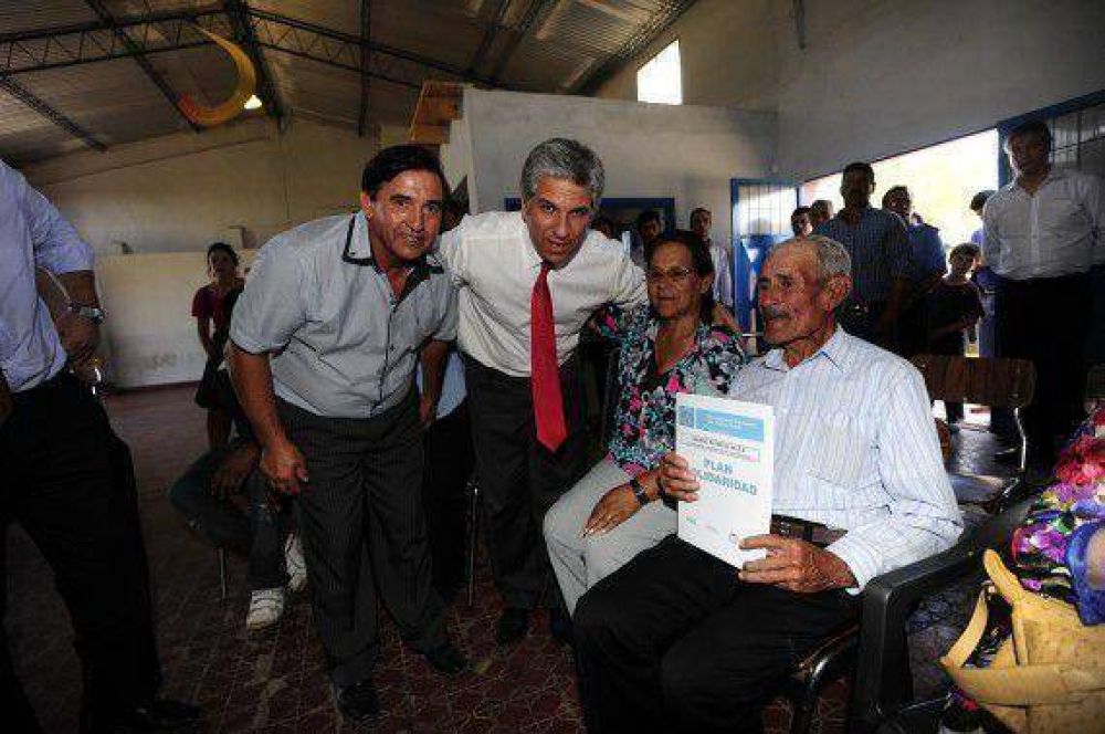 Poggi entreg� una vivienda de Inclusi�n Social y puso en marcha la obra de electricidad 