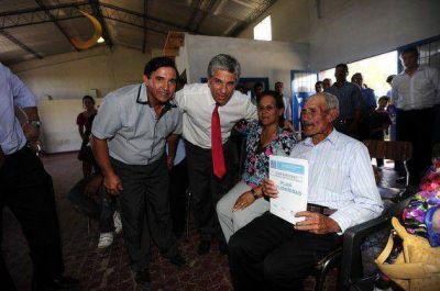 Poggi entreg� una vivienda de Inclusi�n Social y puso en marcha la obra de electricidad 