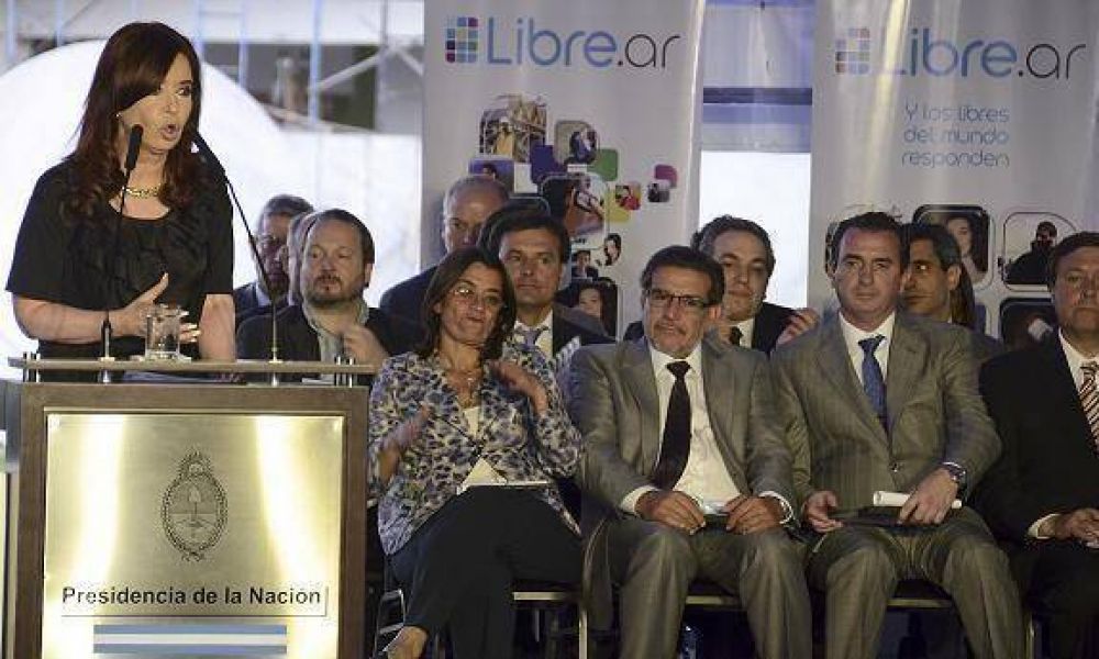 EL INTENDENTE DE LAN�S DAR�O D�AZ P�REZ JUNTO A LA PRESIDENTA CRISTINA FERN�NDEZ EN LA INAUGURACI�N DE 17 NUEVAS ESTACIONES