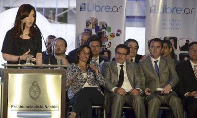 EL INTENDENTE DE LAN�S DAR�O D�AZ P�REZ JUNTO A LA PRESIDENTA CRISTINA FERN�NDEZ EN LA INAUGURACI�N DE 17 NUEVAS ESTACIONES