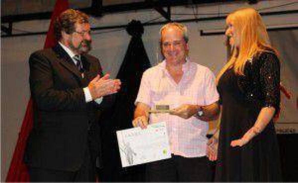 Hugo Mitoire gan� el Cacique Ober� de Oro 