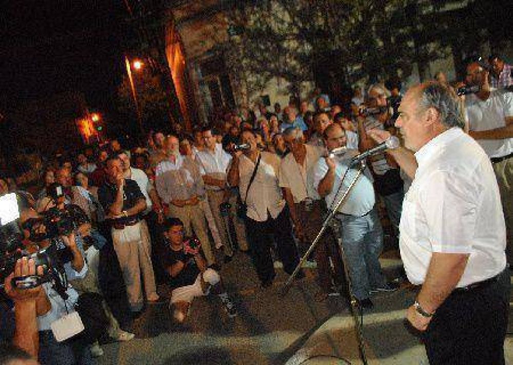Colombi inaugur� obras pluviales, pavimento y remodel� la plaza de Goya