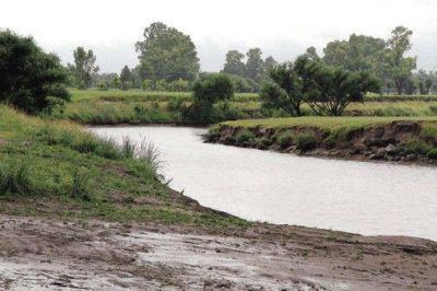 Continua el misterio por la aparici�n de un cuerpo en arroyo de Olavarr�a