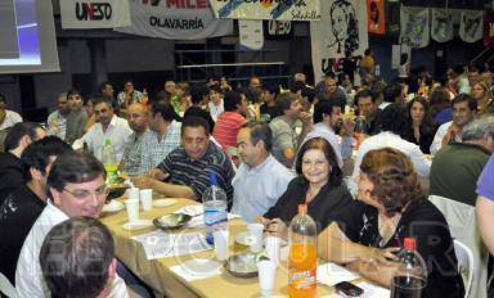 Luis D'El�a particip� de la cena de Unidos y Organizados en Racing 