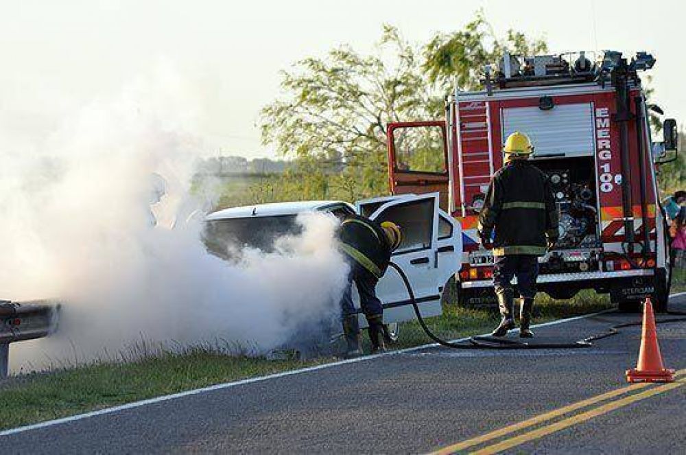 Incendio de un autom�vil con importantes p�rdidas en la ruta 226