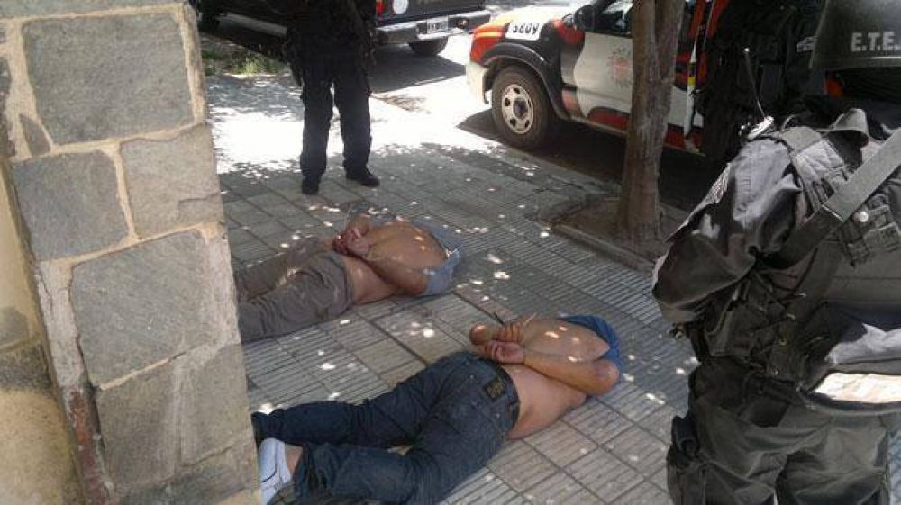 Cuatro detenidos tras persecuci�n y tiroteo