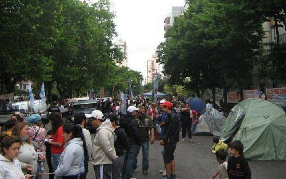 Organizaciones sociales acordaron con el Municipio y levantaron el acampe