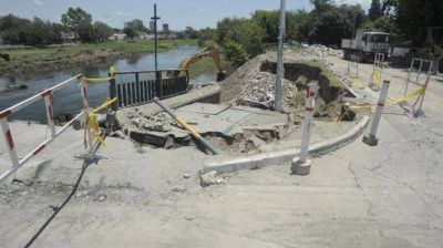 Se puede circular en el puente Z�poli, pero no en la Costanera