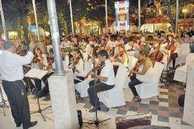 La Orquesta Juvenil brind� un concierto en la plaza Libertad 
