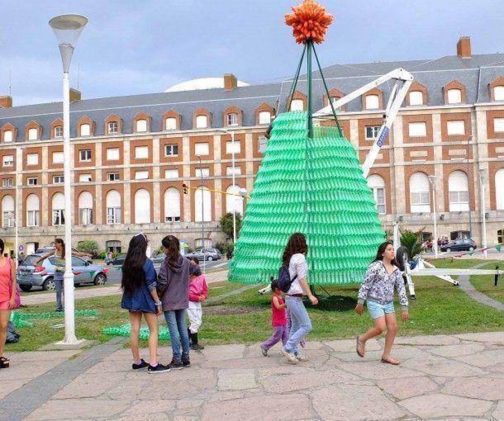 Todo listo para encender el �rbol de Navidad reciclado