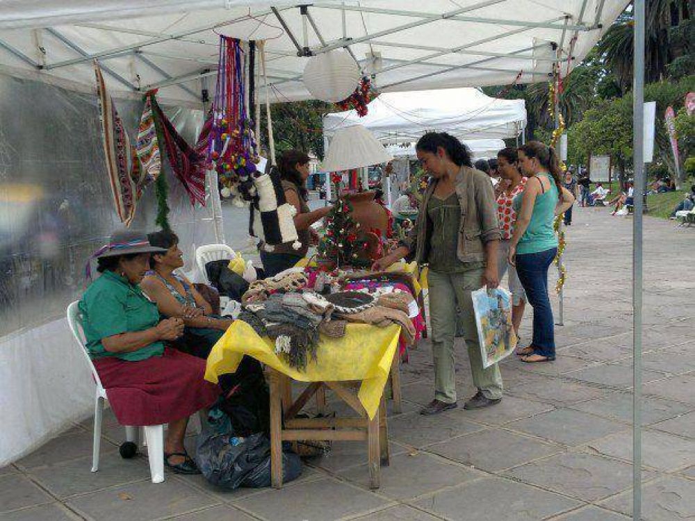 Feria de las regiones en la plaza Belgrano 