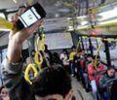S�LO CON AURICULARES 	