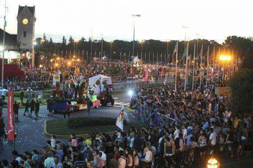 M�s de 70 mil personas vivieron un desfile navide�o y solidario en Tigre