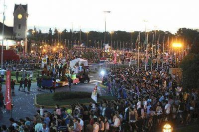 M�s de 70 mil personas vivieron un desfile navide�o y solidario en Tigre
