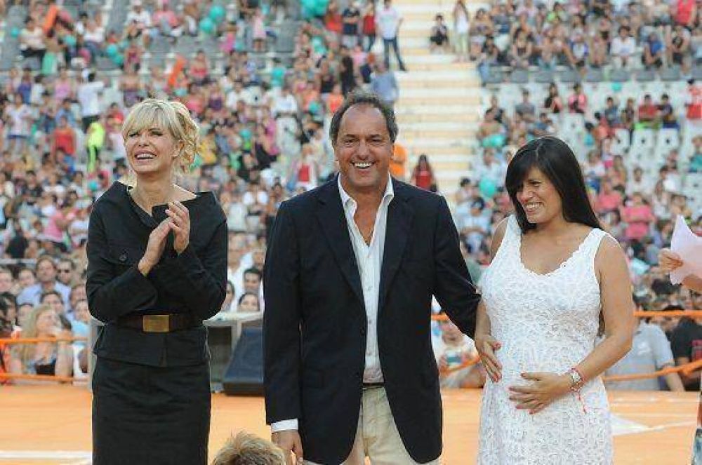 Daniel Scioli agradeci� a diversos actores sociales en el Estadio �nico