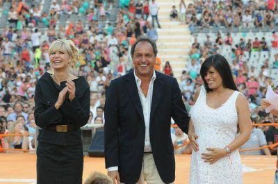 Daniel Scioli agradeci� a diversos actores sociales en el Estadio �nico