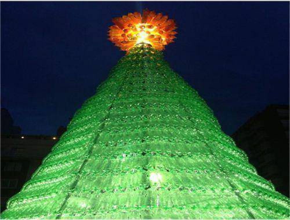 Se encendi� el �rbol de Navidad hecho con material reciclable