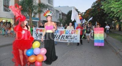 Lesbianas, Gays, Transexuales y Bisexuales participaron de la Primera Marcha por el Orgullo Gay "Chaco, abr� el Placard" 