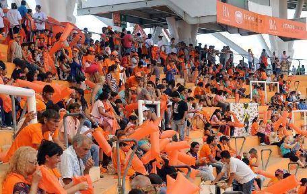 Scioli encabez� un acto en el Estadio Ciudad de La Plata