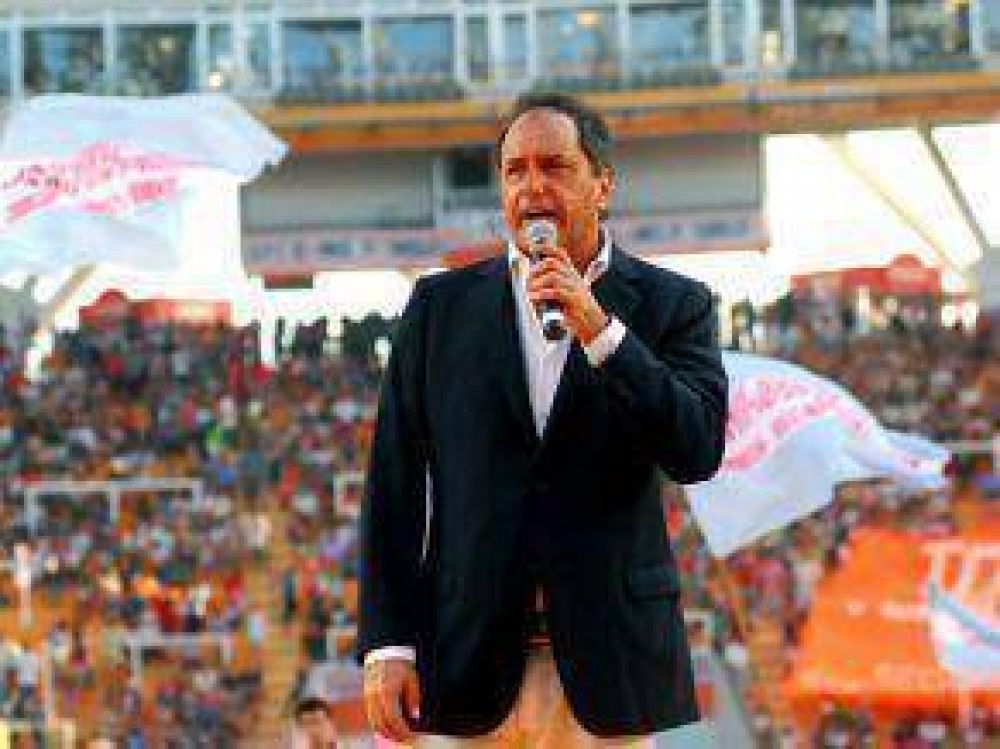 Masivo acto de Scioli en La Plata: "Van a encontrar en m� uni�n y colaboraci�n"