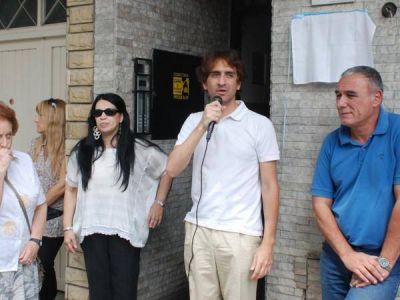 Colocaron placa en memoria de dos chicos desaparecidos