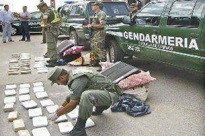 Sorprenden a narco en micro de larga distancia y secuestran 50 kg de droga 