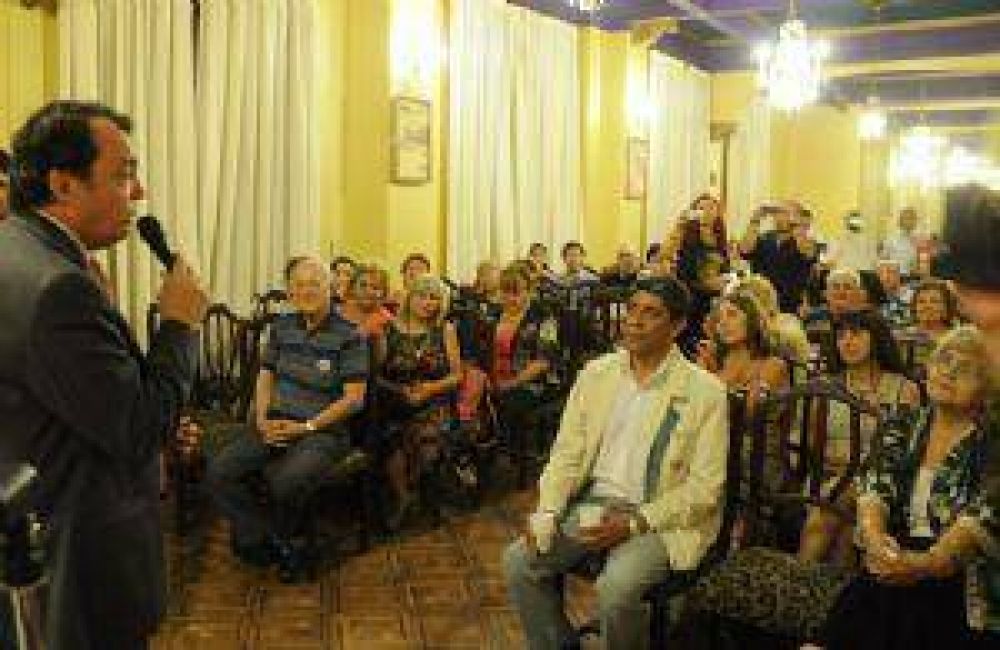�Santiago tiene buenos escritores� 