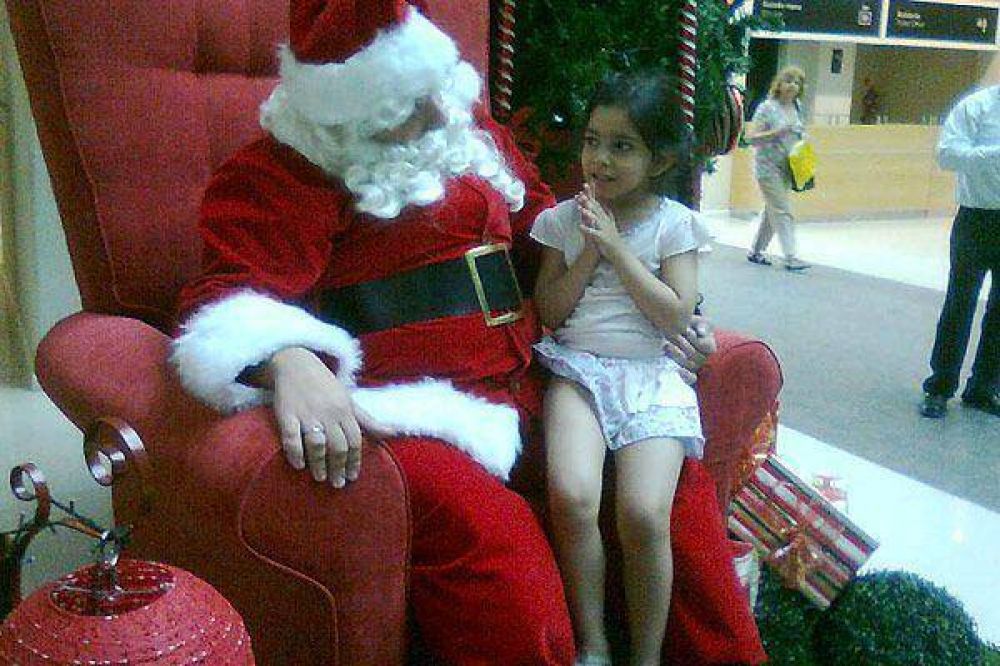 Pap� Noel recibi� a los ni�os santiague�os en el Centro Cultural 