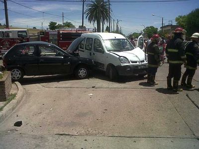 Una mujer qued� atrapada tras un fuerte choque entre dos veh�culos