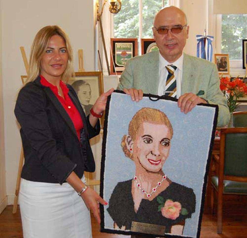 Gorosito entreg� obra de artista local a Nora De Luc�a, Directora General de Escuelas de La Provincia‏