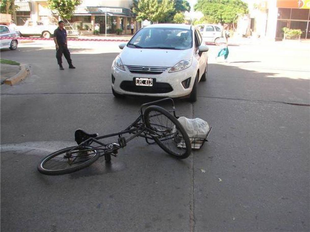 Un ciclista sufri� lesiones leves en un accidente de tr�nsito
