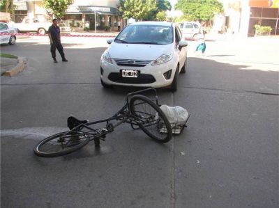 Un ciclista sufri� lesiones leves en un accidente de tr�nsito