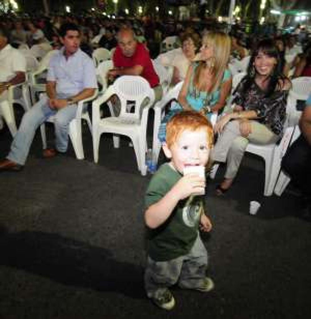 El p�blico hizo su picnic esperando a los artistas 