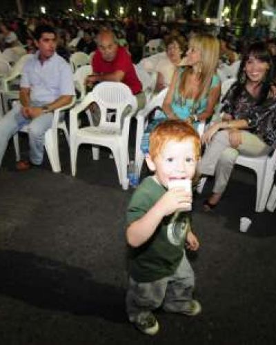 El p�blico hizo su picnic esperando a los artistas 