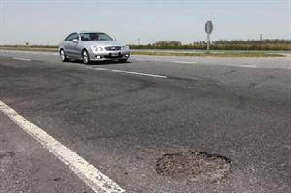 Una autov�a peligrosa: a pocos d�as de las vacaciones, los baches cubren la ruta 2