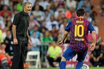 Mourinho, contra Messi: "Sale en camilla y despu�s juega a tope"