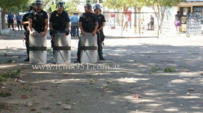 Vecinos del B� Ant�rtida I protestaron contra la Comisar�a Quinta 