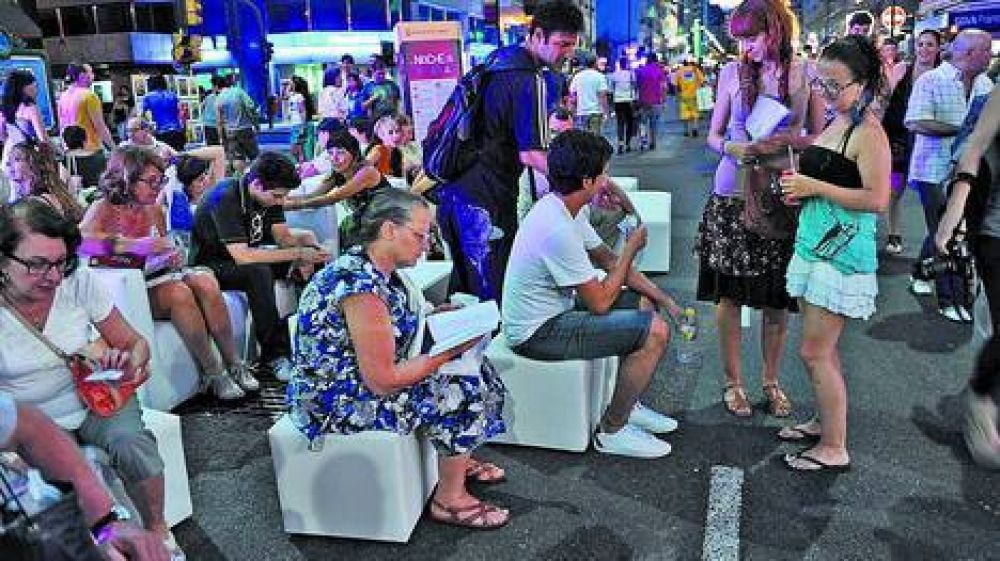 Sobre Corrientes, una multitud festej� la Noche de las Librer�as