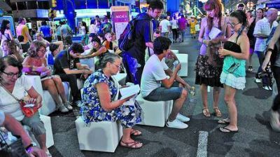 Sobre Corrientes, una multitud festej� la Noche de las Librer�as