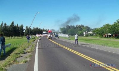 En Ensenada cortaron la Ruta 12 por falta de energ�a y en Itat� analizan nueva medida 